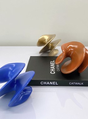 现代简约白色异形旋转扭曲陀螺摆件摆设样板房售楼处书房软装饰品