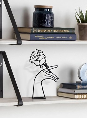 创意铁艺手执玫瑰花桌面摆件家居客厅玄关办公桌金属艺术装饰品
