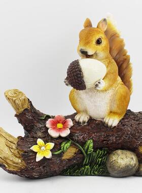 2025跨境花园装饰太阳能亮灯松鼠摆饰树脂工艺品松鼠站木桩摆件