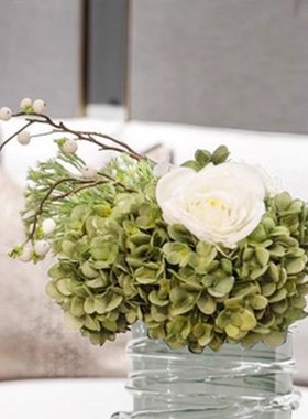 现代轻奢样板房客厅茶几餐桌售楼酒店洽谈桌花艺花U瓶酒具托盘摆