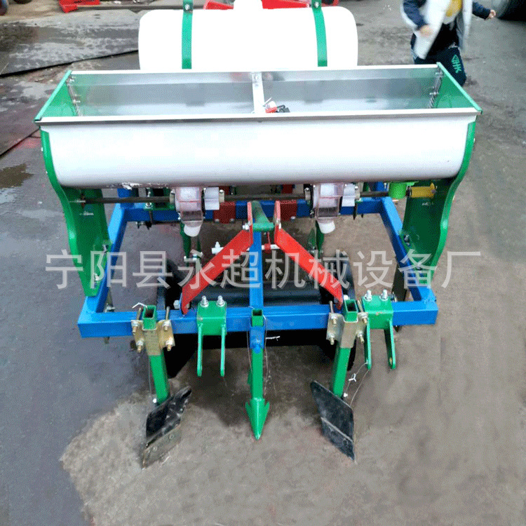 四轮车带花生膜上播种机 播种铺膜一体机 4行播种机 2行铺膜播种 - 图1