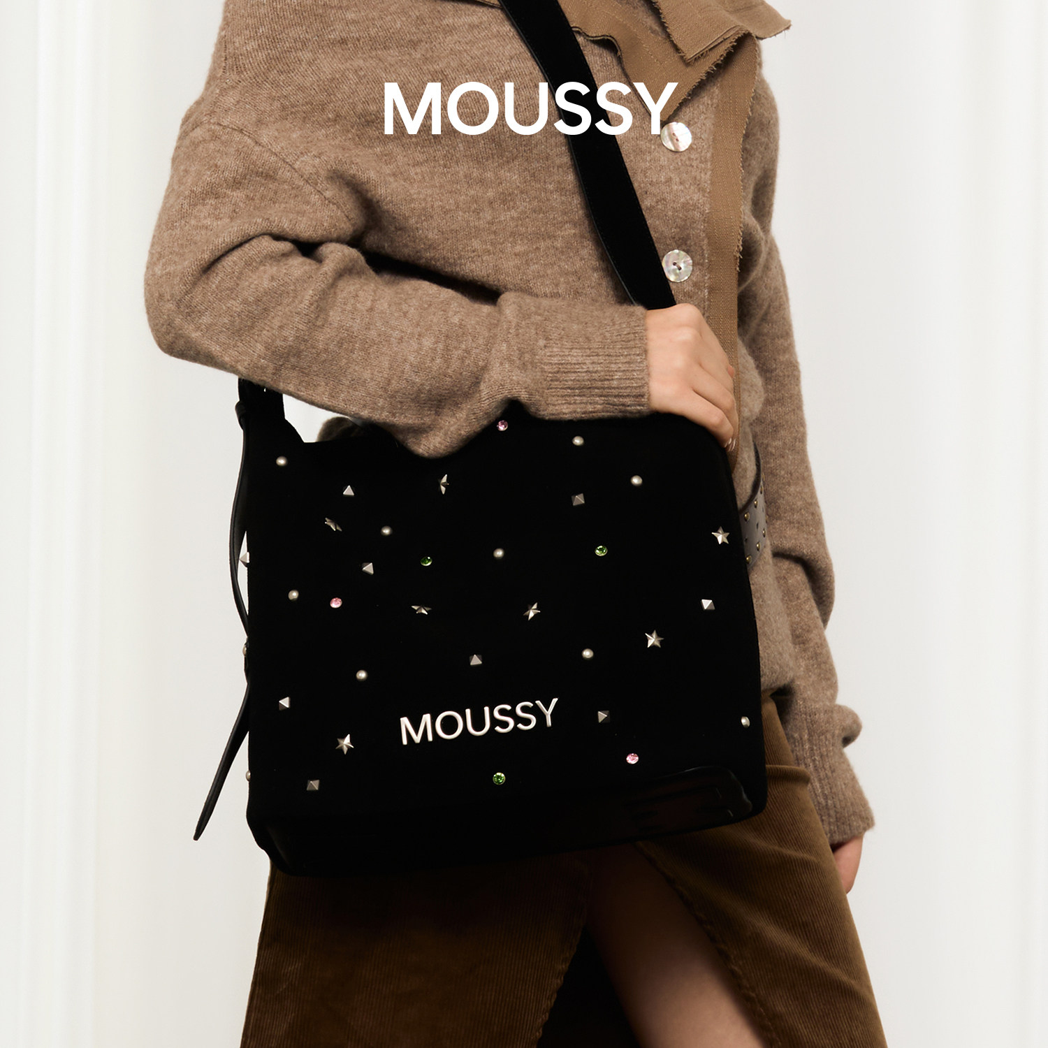 【新年礼物】MOUSSY旷野流浪铆钉水桶包轻奢麂皮绒腋下满天星单包,淘宝优惠券,粉丝福利购,淘宝优惠卷