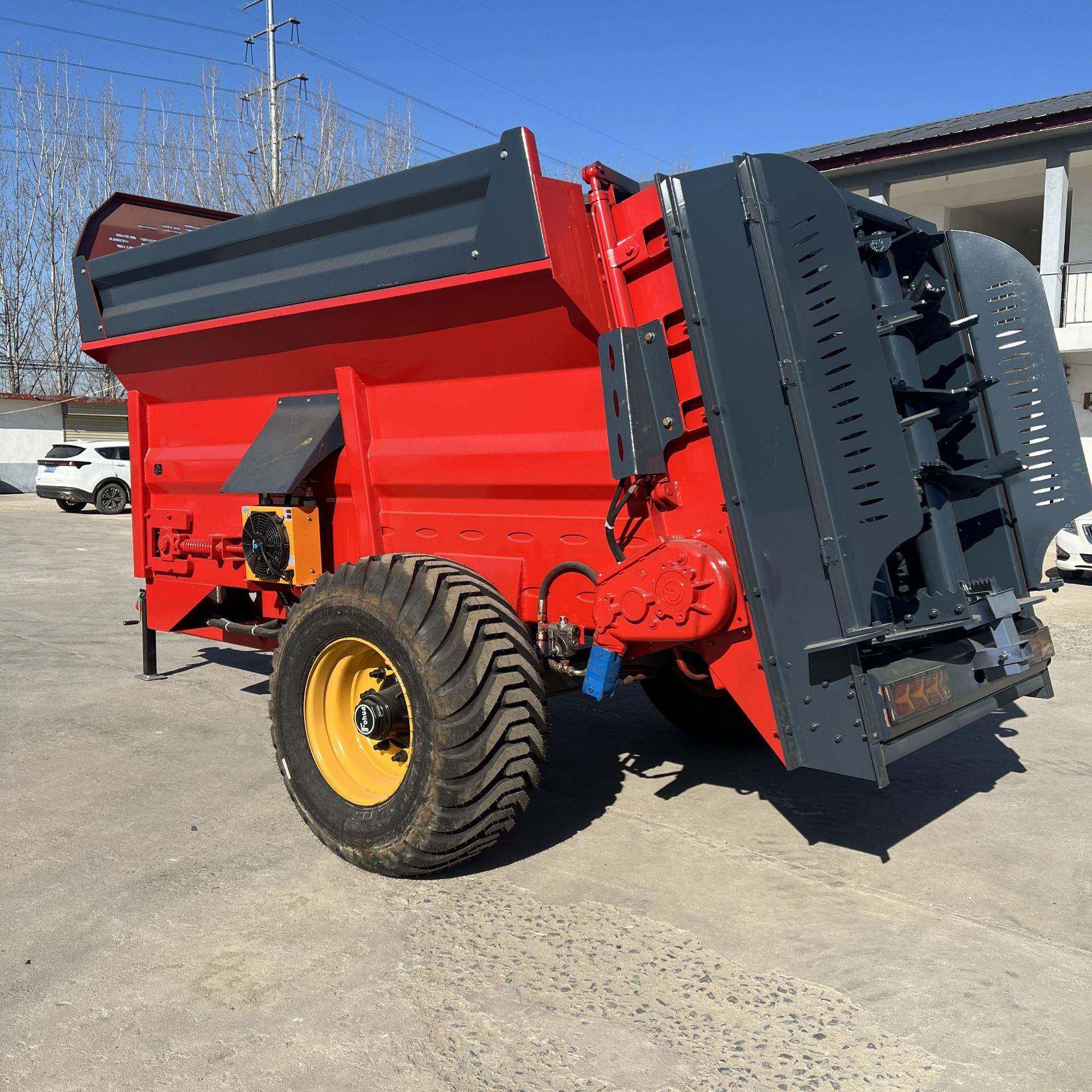 农用三轮撒肥车多功能果园农场牵引式撒布机养殖场蛟龙圆盘撒粪车 - 图1