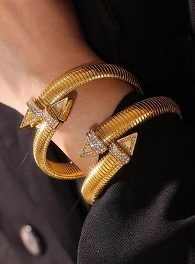 跨境鹅喉开口手链钛钢镀个性三角带钻手镯百搭弹簧镀18k金镯子女