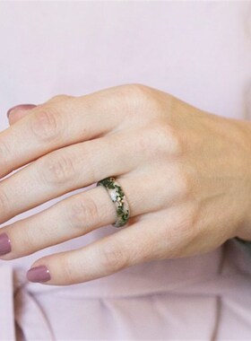 带压制绿色花蕾的树脂戒指,自然灵感刻面戒指