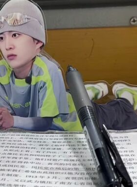 范丞丞亚克力周边自动摇头摆件办公桌面装饰自动趣味可摇晃节日