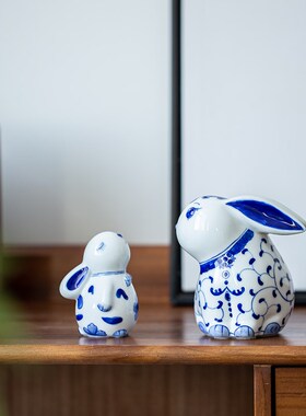 现代可爱青花兔子摆件陶瓷客厅电视柜办公桌家居装饰品本命年礼物