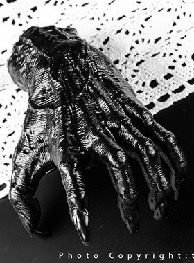 黑暗是无尽的深渊恶w魔手爪断臂挂壁树脂摆件万圣节装饰