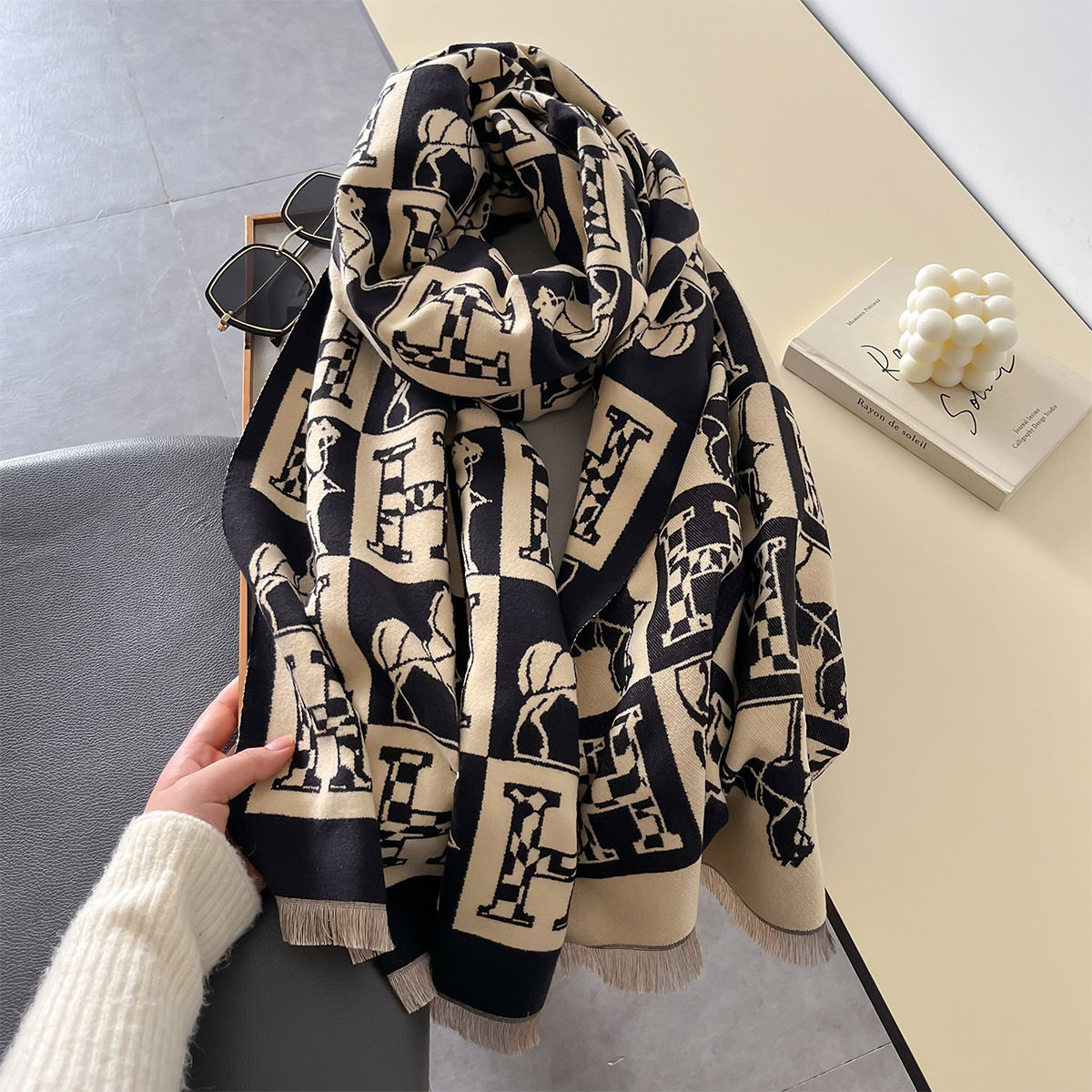欧美字母格子新款双面仿羊绒加厚披肩氛围感外搭气质围脖斗篷秋冬,淘宝优惠券,粉丝福利购,淘宝优惠卷