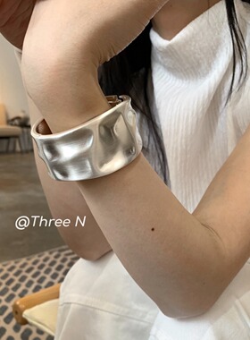 跨境厂家直供欧美in冷淡风个性凹凸金属质感合金开口手镯手环