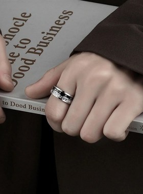 钛钢戒指男士潮流镶钻高级感可转动罗马I数字指环手饰男生戒指男