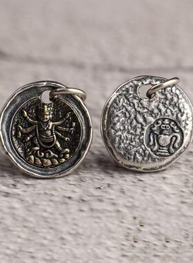 S925银僧格雪狮吊牌藏地小元素八辐轮大黑天黄财神侧挂银饼吊饰银