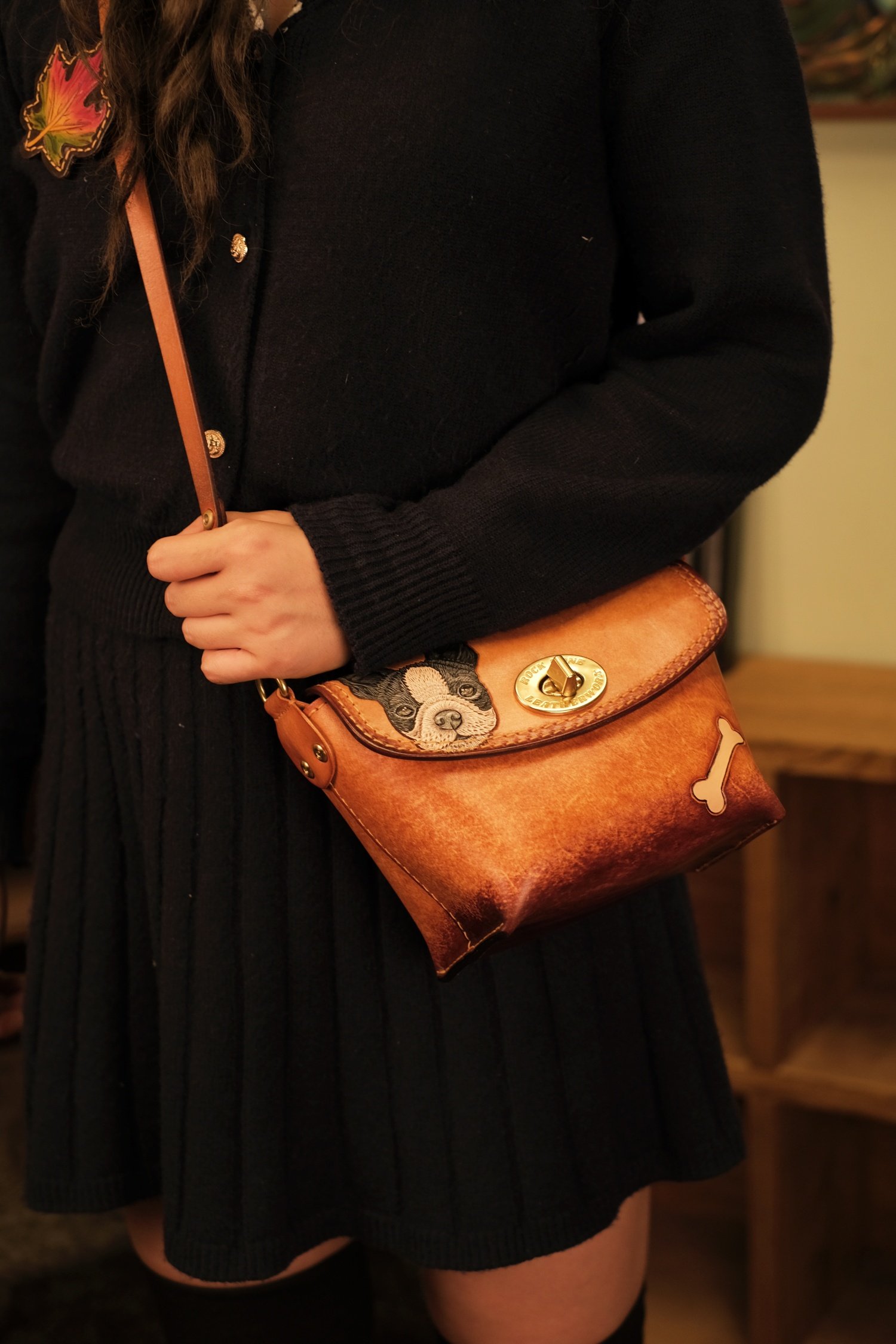 【虾饺包】岩骨独立设计皮雕进口植鞣革斜挎包,淘宝优惠券,粉丝福利购,淘宝优惠卷