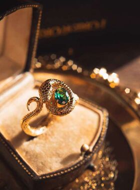 小众重工绿色锆石蝰蛇戒指女时尚复古做旧百搭感开口食指戒潮