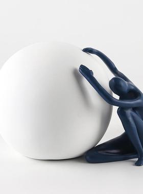 现代物轻奢样板间客厅软装坐MQW姿抱球人雕摆塑件酒店展艺术品厅