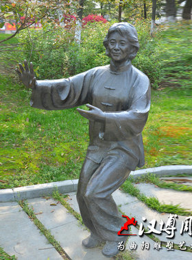 玻璃钢仿铜人物雕塑打太极主题雕塑户外公园景观雕塑大型锻炼主题