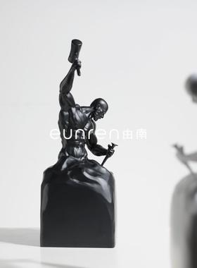 约轻奢北欧意我自雕琢励志人物摆件家居酒店样板RCB创软装饰艺简