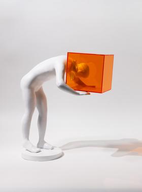 代简约亚克现力橙物色囚笼人雕塑A128店树脂摆件客厅玄关酒家居装