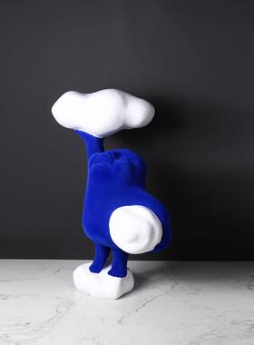 件北欧现代轻蓝色植绒朵云人物雕塑摆FEY样板间客厅电视柜饰品奢