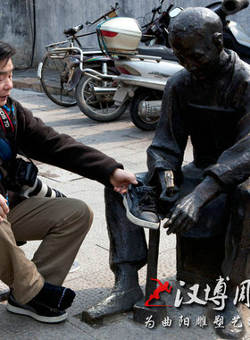 玻璃钢仿铜人物雕塑景观广场铸铜修脚人物雕塑铜雕民间手艺人定制