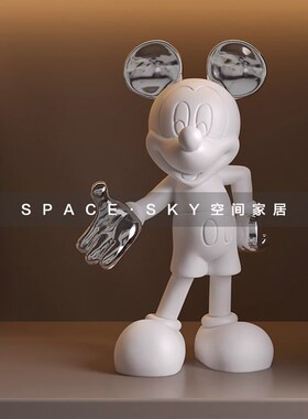 现代简约样板间儿童房书桌米奇主题摆件装饰画床头柜公仔装饰品