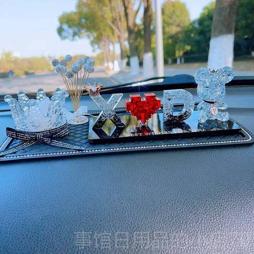 高档个中性名私人定制姓字母汽载创意网红车女神款控台仪表盘摆件 - 图0