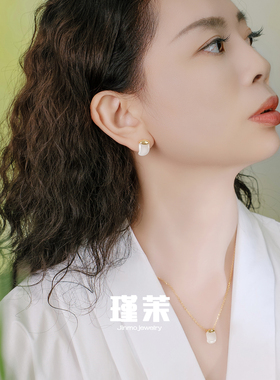 不撞款显白和田玉项链