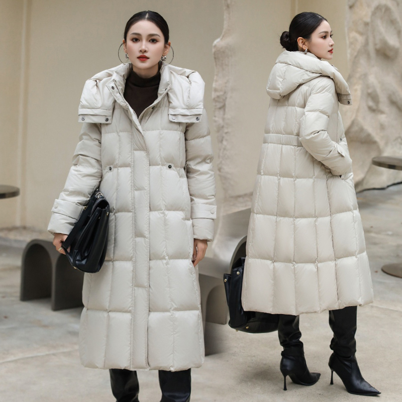 泡芙长款过膝排骨羽绒服女修身2025冬季新款白鸭绒保暖连帽外套 - 图1