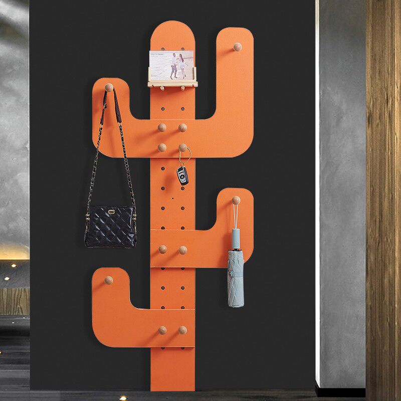 Carpenter's uncle's entryway cactus hole board to hang clothes, entry door creative wall-mounted coat rack