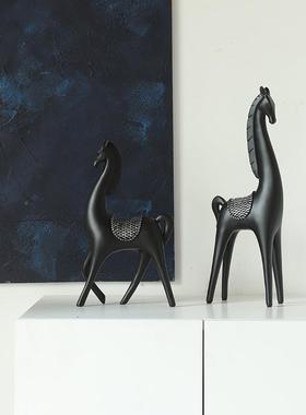 现代情马酒摆件客厅柜书桌面家居黑色马软装饰品树脂房工艺侣品