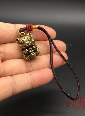 实心黄铜小老虎挂件手捧元宝老虎生肖虎可爱铜老虎钥匙扣吊坠