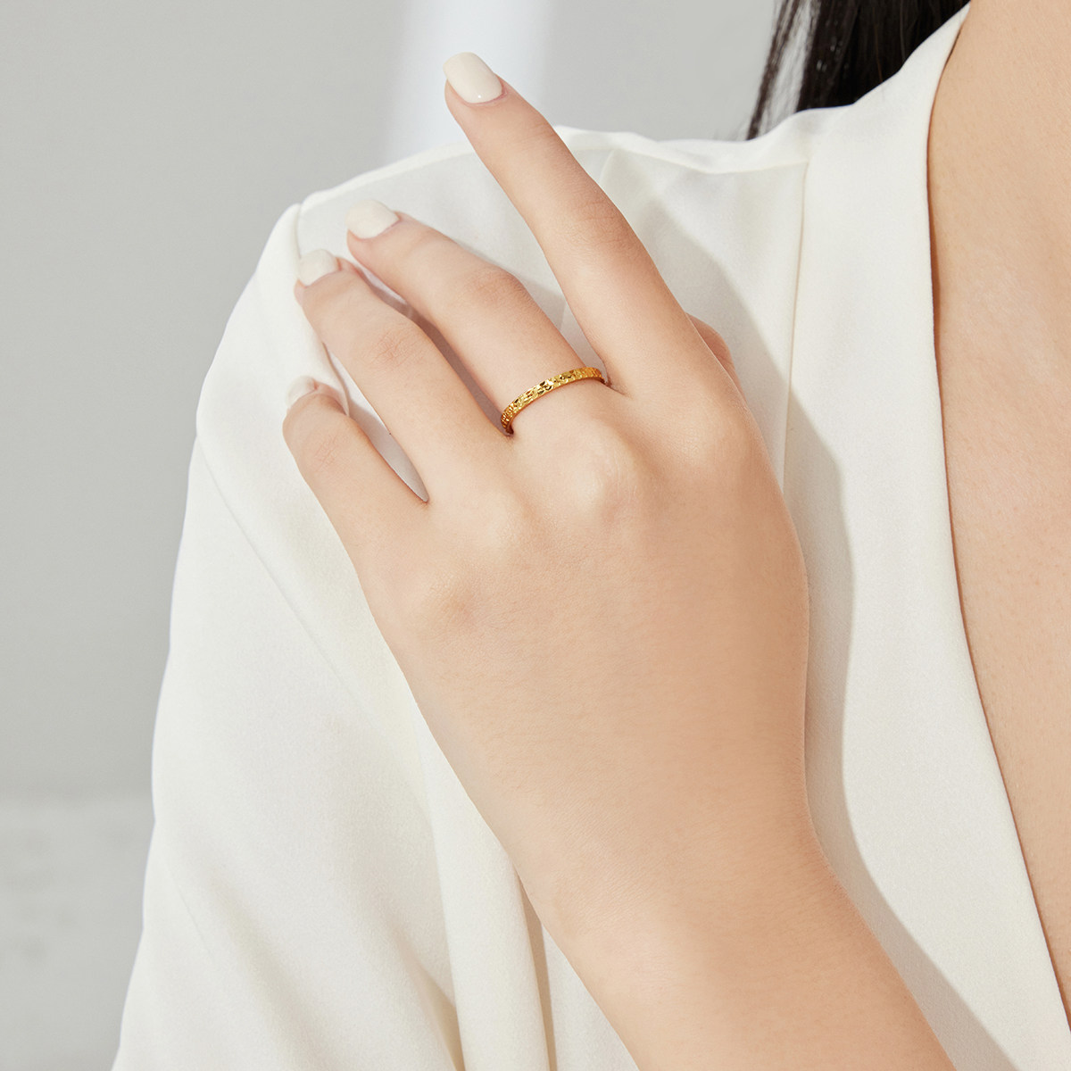 Chow Tai Fook crushed ice crushed gold gold flashing fish scale gold ring female proposal ring EOF1216 gift