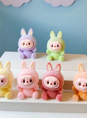 新款坐姿labubu植绒搪胶公仔办公桌立体摆件工位电脑桌面装饰摆件
