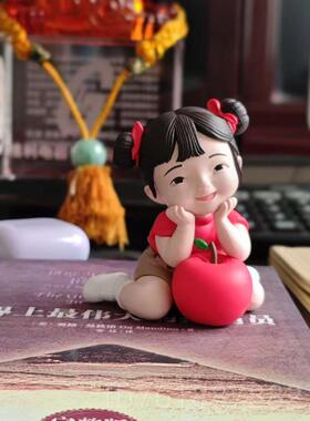 正品C桌TM可爱树脂国潮风件面摆抱苹小 果的女孩创意玩偶办公室装