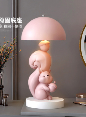 治愈松鼠台灯高级感小众装饰摆件客厅床头灯卧室小夜灯生日礼物