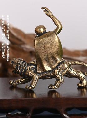 铜伏虎罗汉摆件收藏古玩桌面禅意摆设实心小铜人黄铜彷古十八罗汉