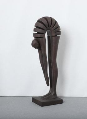 北欧简约树脂抽象弯腰人物摆件现代样板间客厅玄关柜桌面艺术品