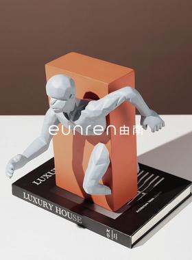 北欧创意树脂雕塑工艺抽象人物破墙追击者家居摆件样板房间装饰品