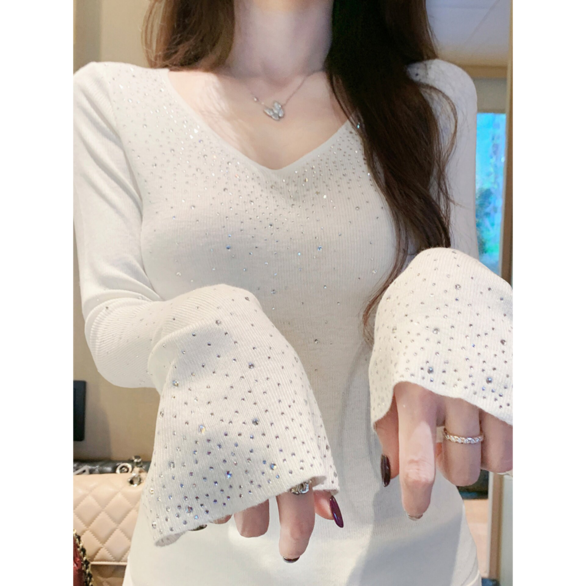 已到货 白色烫钻V领羊毛针织衫女秋冬法式绝美高级感修身内搭上衣,淘宝优惠券,粉丝福利购,淘宝优惠卷