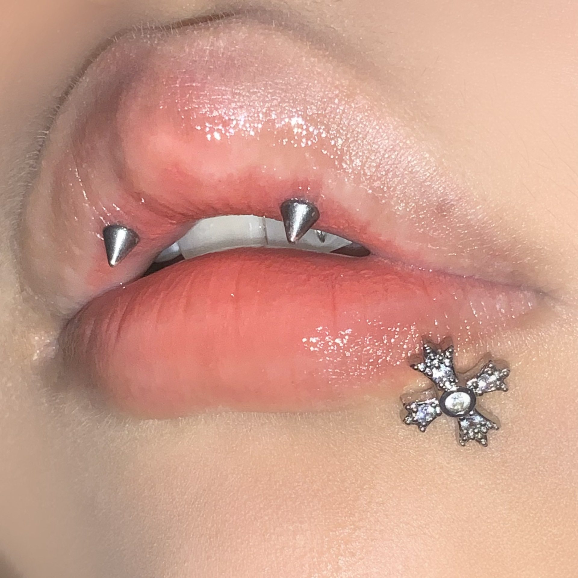 十字架镶钻锆石内牙爆闪唇钉耳骨钉朋克嘻哈男女同款,淘宝优惠券,粉丝福利购,淘宝优惠卷