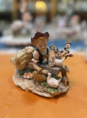 陶瓷摆件 桌面美器 晒太阳喂鸽小女孩 17×15厘米  中古瓷器库存