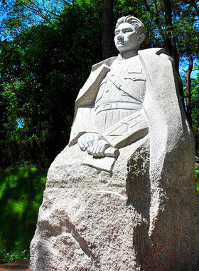 毛岸英先烈名人石雕户外大型景观园林玻璃钢铸铜金属地标落地雕塑