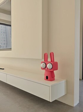 MOMO 手绘卡通红白大眼兔子树脂摆件家居软装玄关客厅工艺品