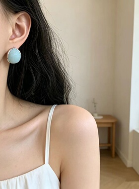 海风恰恰雾面浅蓝色耳钉简约高级