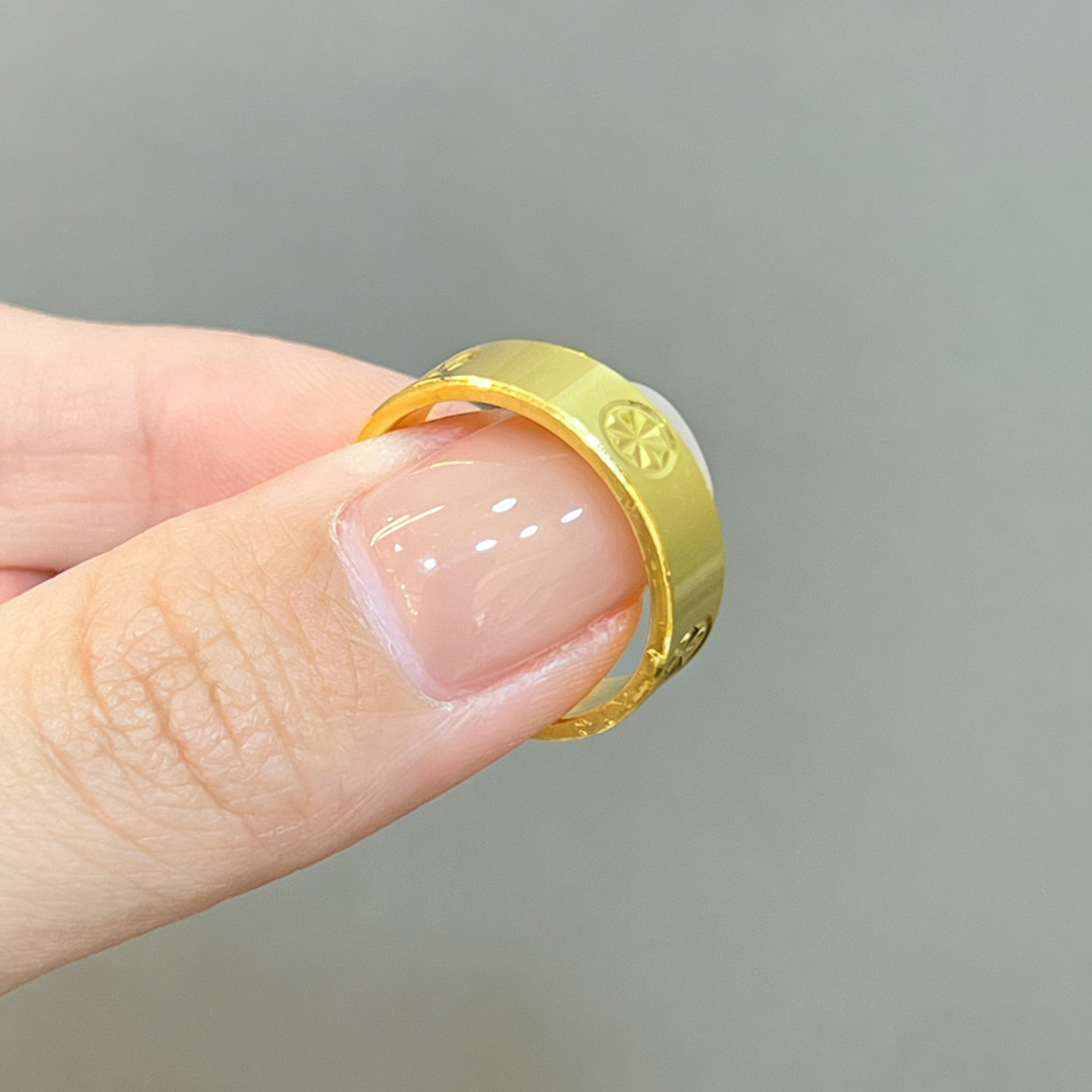 Rice-shaped gold ring for women, shiny solid surface