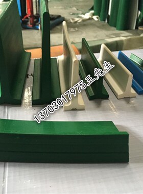 PVC绿色白色输送带加挡板输送带工业流水线加T型挡板隔板加挡边