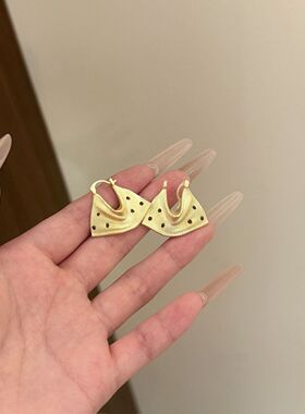 清冷美神~冷淡风波点包包耳扣女