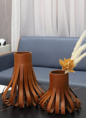 玄关创意客厅花瓶摆件书房现代简约皮革办公室家居装饰玻璃样板间