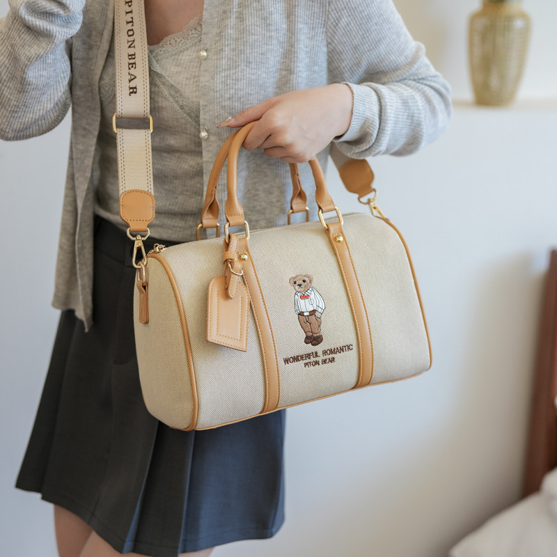 2026新款小熊刺绣帆布包波士顿枕头包大容量斜跨包撞色通勤手提包,淘宝优惠券,粉丝福利购,淘宝优惠卷