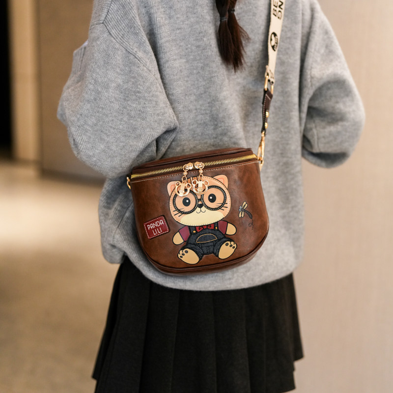 2026新款时尚百搭马鞍包女式宽肩带卡通小熊通勤包简约单肩斜挎包,淘宝优惠券,粉丝福利购,淘宝优惠卷